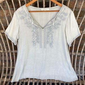 Solitaire Short Sleeve Embroidered Boho Style Pale Gray Top Women's Size Medium